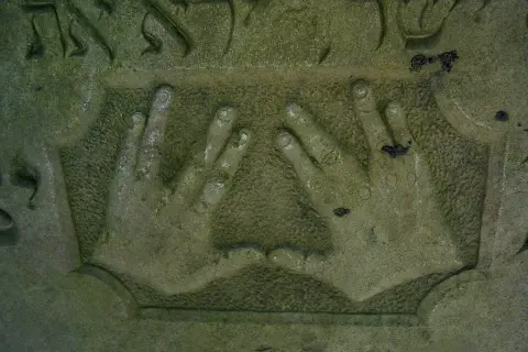 Co oznaczają kamyki na macewach? Odkryj ich głębokie znaczenie