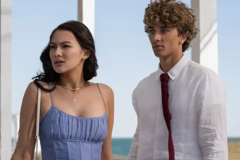 Ein junges Paar, bereit für die nächste Staffel von "The Summer I Turned Pretty" (tsitp staffel 3), steht am Meer.