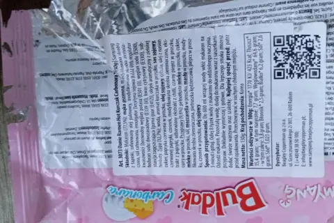 Buldak Carbonara ramen z makaronem i sosem. Wartość odżywcza na 100g: 1770 kJ/423 kcal. Tłuszcz: 15,4g.