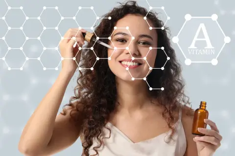 Kobieta z serum na twarzy, symbolizującym, jak działa retinol. W tle grafika przedstawiająca cząsteczki i witaminę A.