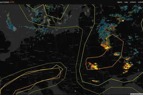 Radar burz antistorm pokazuje intensywne wyładowania atmosferyczne nad Europą Wschodnią i Bałtykiem.
