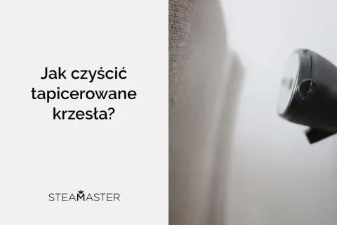 Zbliżenie na parownicę czyszczącą tapicerowane krzesło.