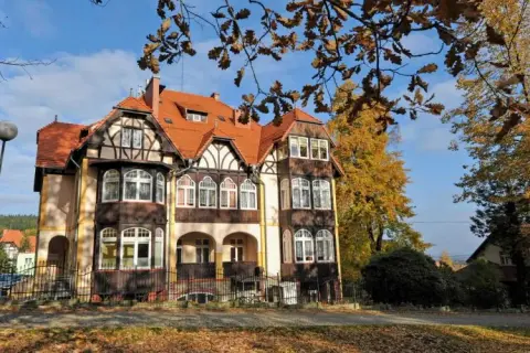 Świeradów-Zdrój dla seniora: Sanatorium NFZ czy prywatnie? Poradnik
