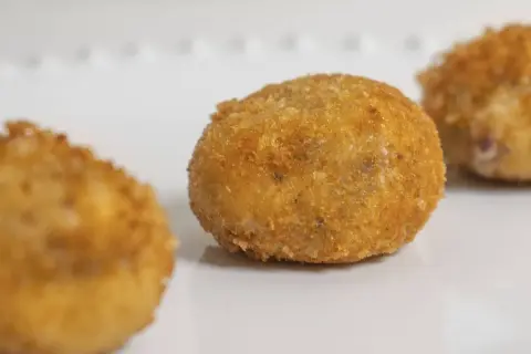 Croquetas doradas y crujientes, perfectas para conocer las medidas exactas de masa croquetas.