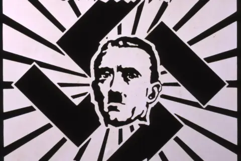 Schwarz-weiße Grafik mit Adolf Hitler im Zentrum, umgeben von einem stilisierten Hakenkreuz. Ein Symbol, das an ein Brettspiel erinnert, das durch Kampf zum Sieg führt.