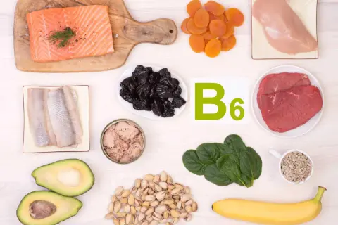 Fonti di vitamina B6: salmone, pollo, manzo, spinaci, avocado, banane, prugne, albicocche, aringhe, tonno, pistacchi e semi di girasole.