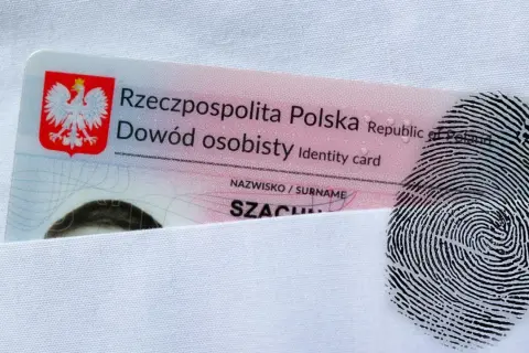 Okazanie dowodu osobistego z odciskiem palca. Dokument tożsamości Rzeczypospolitej Polskiej.