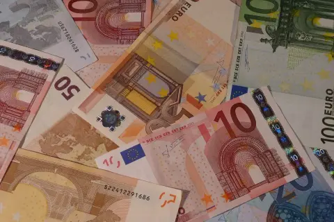 Stos banknotów euro o różnych nominałach: 10, 50 i 100 euro.