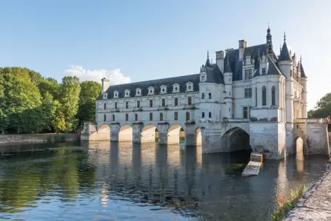 Le Château de Chenonceau, un joyau parmi les châteaux de la Loire à visiter absolument, s'étend gracieusement sur le Cher.