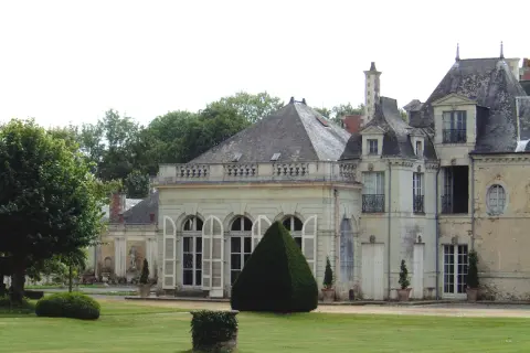 Le **château de la Lorie** se dresse majestueusement, entouré d'un jardin verdoyant. Ses façades claires et ses toits en ardoise évoquent une élégance intemporelle.