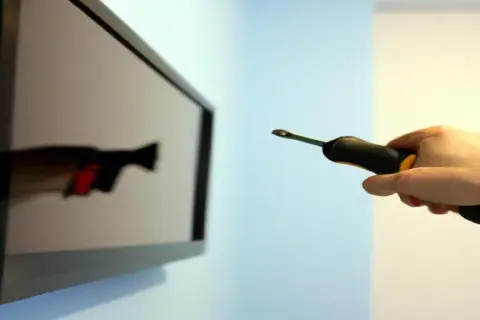 Zdejmij TV z uchwytu ściennego: Krok po kroku i bez ryzyka