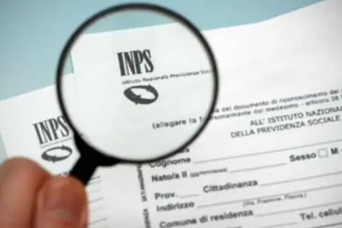 Documenti INPS sotto lente d'ingrandimento, per capire quando viene sospesa l'indennità di frequenza.