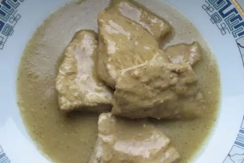 Kawałki wieprzowiny w sosie. Idealne do duszenia, by uzyskać delikatne mięso.