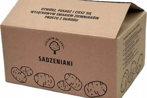 Pudełko z ziemniakami sadzeniakami. Napis "Otwórz, posadź i ciesz się wyjątkowym smakiem ziemniaków prosto z ogrodu". Z pewnością ziemniaki Corinna opinie będą pozytywne!