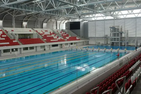 Basen olimpijski z wieżą do skoków. Idealne miejsce na zawody multisport czy aktywna rekreacja.