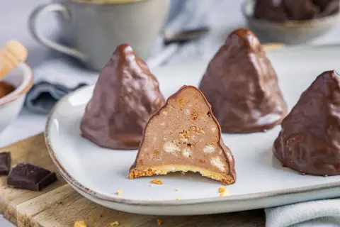 Schokoladen-Desserts, die an Granatsplitter erinnern, mit einem Stück Keksboden und einer cremigen Füllung. Ein köstliches granatsplitter rezept.