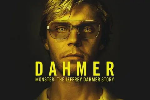 Plakat serialu "Dahmer – Potwór: Historia Jeffreya Dahmera" z Evanem Petersem w roli głównej.