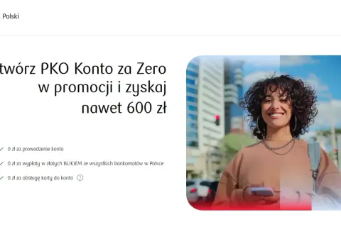 Uśmiechnięta kobieta z telefonem w ręku. Otwórz PKO Konto za Zero w promocji i zyskaj nawet 600 zł.