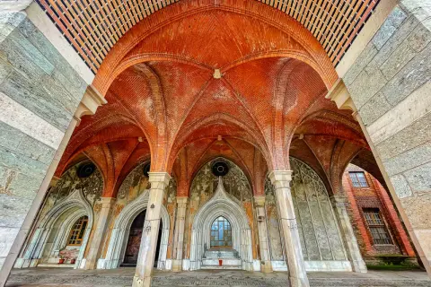 Gotyckie sklepienia i kamienne kolumny tworzą unikalne **kamieniec ząbkowicki atrakcje**. Wspaniała architektura zaprasza do odkrywania historii.