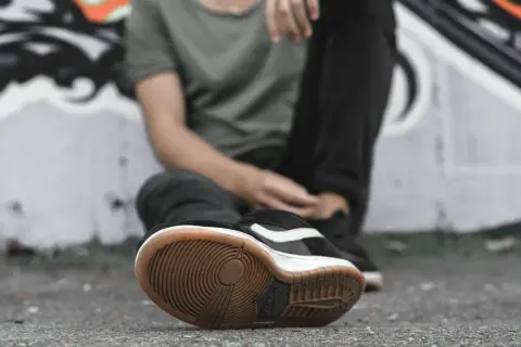 Scarpa da skate con suola consumata, tipica di chi fa street art e cammina molto.