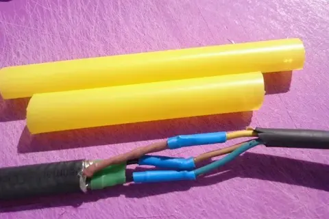 Jak bezpiecznie podłączyć kabel grzewczy: poradnik krok po kroku
