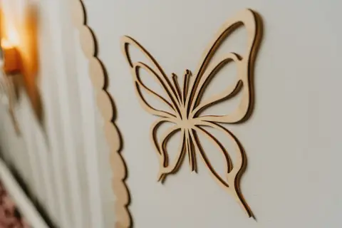 Drewniane, złote motyle na ścianę tworzą magiczną dekorację.