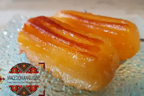 Dolci tulumba dorati e lucidi, pronti per essere gustati. Una deliziosa ricetta da provare!