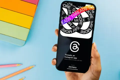 Telefon z aplikacją Threads, która pozwala dzielić się pomysłami i trendami. Co to Threads? To nowa platforma od Meta.
