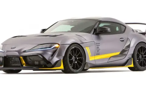 Toyota Supra gris con kit aerodinámico y detalles amarillos, un verdadero deportivo con motor BMW.