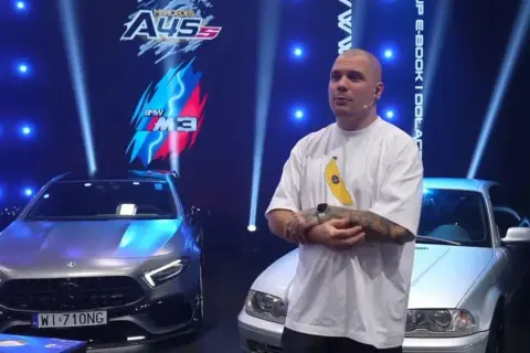 Mężczyzna w koszulce z bananem stoi między Mercedesem A45 a BMW M3.