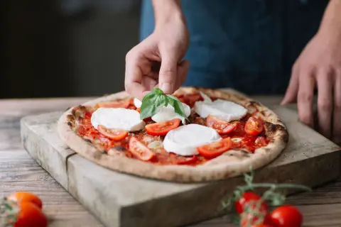 Pizza Italienne : La Recette d'Expert pour une Pâte & Sauce Parfaites