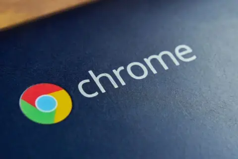 Logo Chrome na ciemnoniebieskiej obudowie, symbolizujące system Chrome OS Flex.