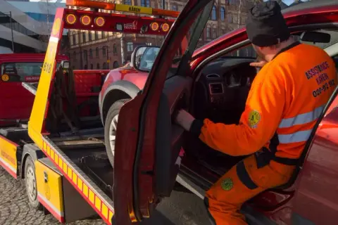 Bärgare hjälper en förare vars dieselbil fått bensin. Bilen lastas på en bärgningsbil.