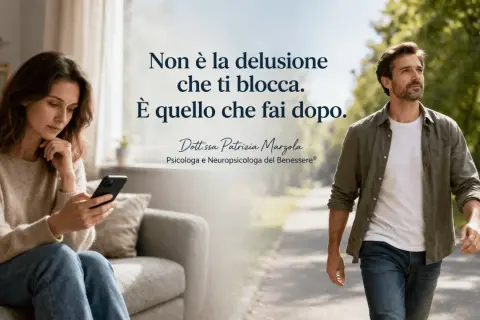 Donna al telefono, uomo che cammina. A volte ci si sente soli, anche in compagnia, pensando a chi non c'è.