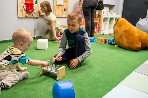Zabawy sensoryczne, które rozweselą i zaangażują Twoje dziecko