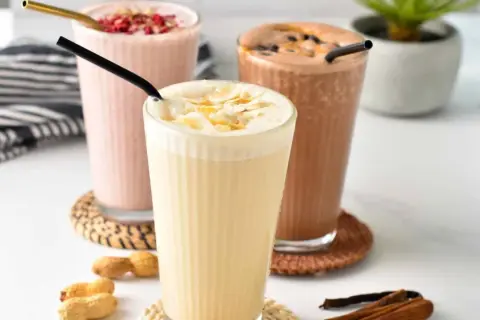 Drei leckere Protein-Shake-Rezepte: Vanille mit Kokosflocken, Beere und Schokolade. Perfekt für nach dem Training!
