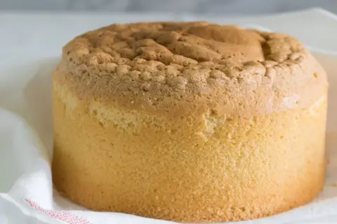 Puszysty biszkopt z 10 jaj, lekko zarumieniony, z charakterystyczną, pofałdowaną górą. Idealny do tortów.
