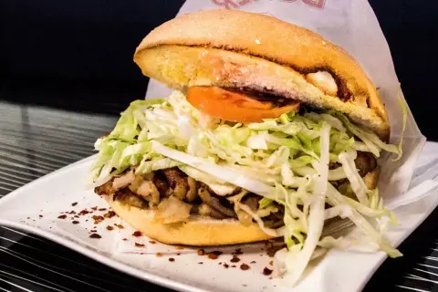 Kebab: Jakie mięso wybrać? Kurczak, wołowina, baranina pod lupą