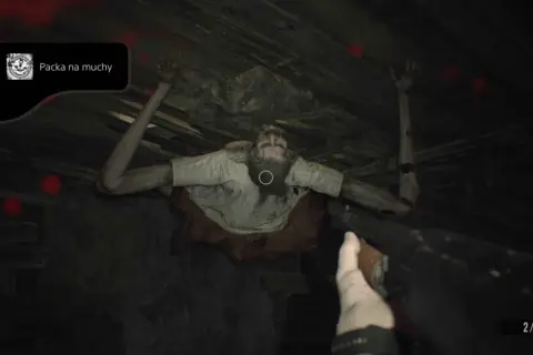 Zdobądź osiągnięcie "Packa na muchy" w Resident Evil 7. Potwór wisi na suficie, a gracz celuje bronią.