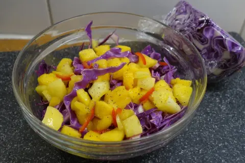 En färgglad påsksallad med mango, rödkål och paprika. En frisk och somrig rätt som passar perfekt till påskbordet.