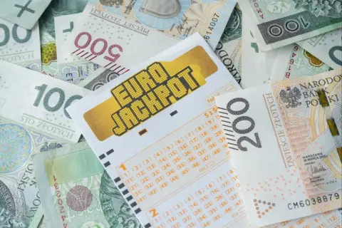 Kupon Eurojackpot na tle polskich banknotów. Jaka jest szansa wygrania w Eurojackpot? To pytanie zadaje sobie wielu graczy marzących o wielkiej wygranej.