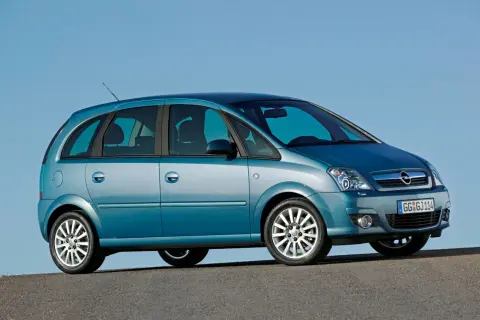 Niebieski Opel Meriva 1.4 benzyna stoi na drodze pod błękitnym niebem.