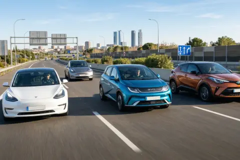Un Tesla blanco, un BYD azul y un Toyota naranja circulan por una autopista, mostrando los coches eléctricos más vendidos.