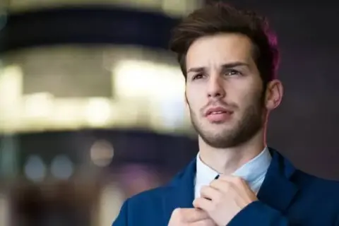 Jak ubrać się na rozmowę o pracę latem, by wyglądać profesjonalnie?