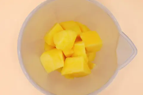 Kawałki mango w przezroczystej misce. Zastanawiasz się, czy galaretka z mango stężeje?