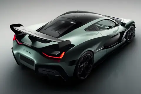 El Rimac Nevera, un hiperdeportivo eléctrico, muestra su diseño aerodinámico y alerón trasero. Su aceleración de 0 a 100 km/h es asombrosa.