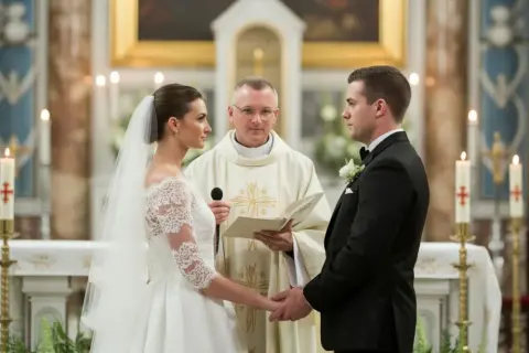 Ślub kościelny: Ile trwa msza, a ile bez? Sprawdź czas ceremonii