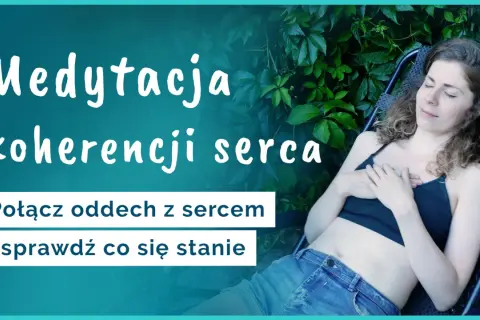 Kobieta w pozycji leżącej, z dłońmi na sercu, praktykuje medytację koherencji serca. Napis: "Połącz oddech z sercem i sprawdź, co się stanie".