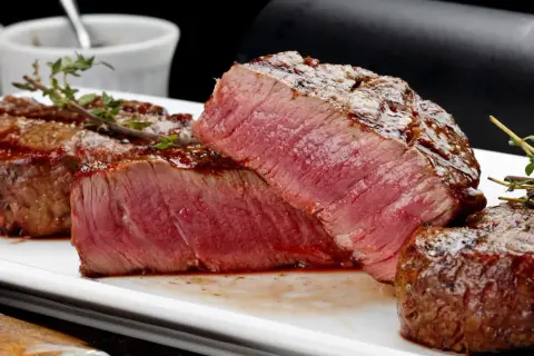 Saftiges Steak medium gebraten, perfekt gegart mit zarter rosa Mitte und knuspriger Kruste, garniert mit frischem Thymian.