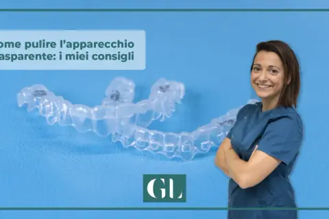 Consigli su come pulire l'apparecchio trasparente. Una donna sorride accanto a un apparecchio dentale trasparente.